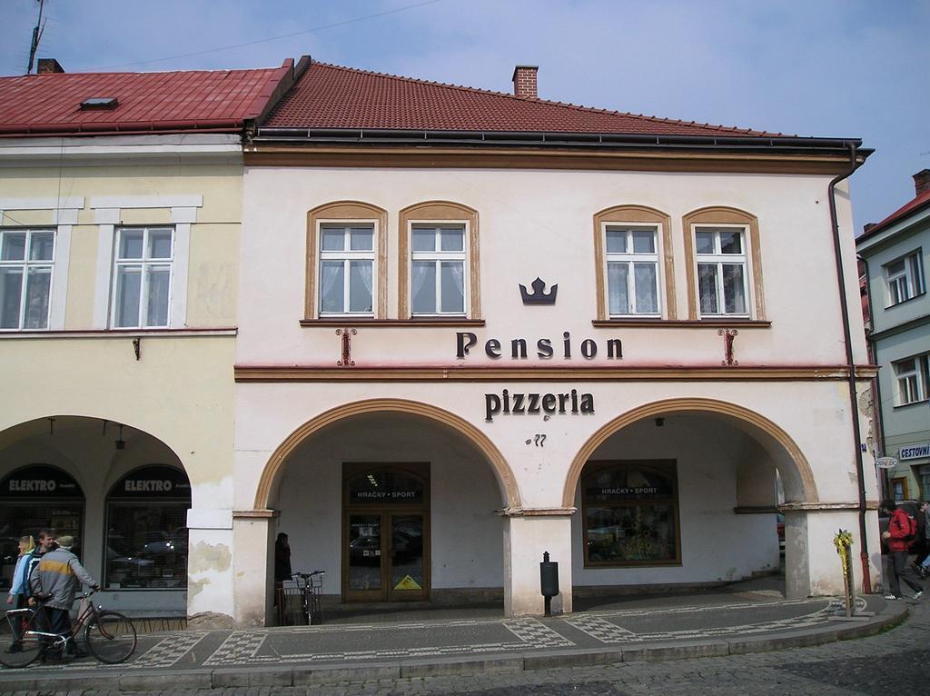 Penzion U Ceske Koruny Йичин Экстерьер фото
